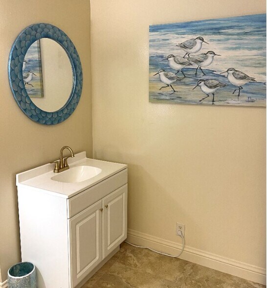 1000 Quail St, Newport Beach, CA à louer - Photo du bâtiment - Image 3 de 13