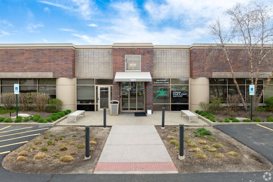 101 Waukegan Rd, Lake Bluff, IL à louer - Photo du bâtiment - Image 2 de 6