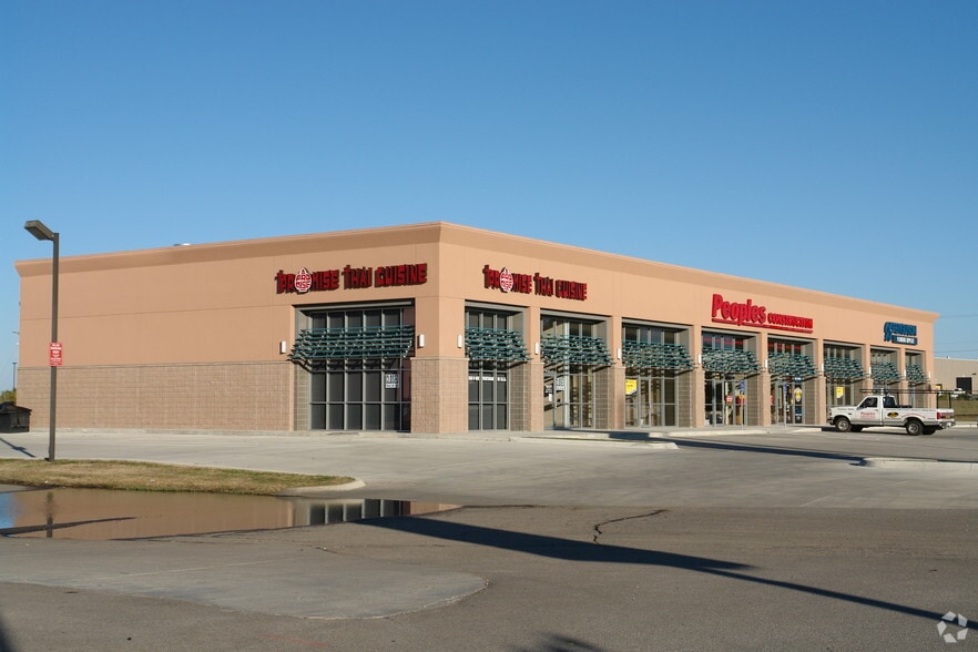 303-313 S Greenwich Rd, Wichita, KS for lease - Building Photo - Image 2 of 9