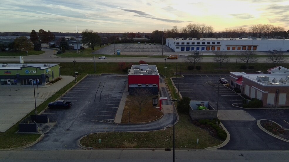 8905 N Allen Rd, Peoria, IL for sale - Building Photo - Image 3 of 11