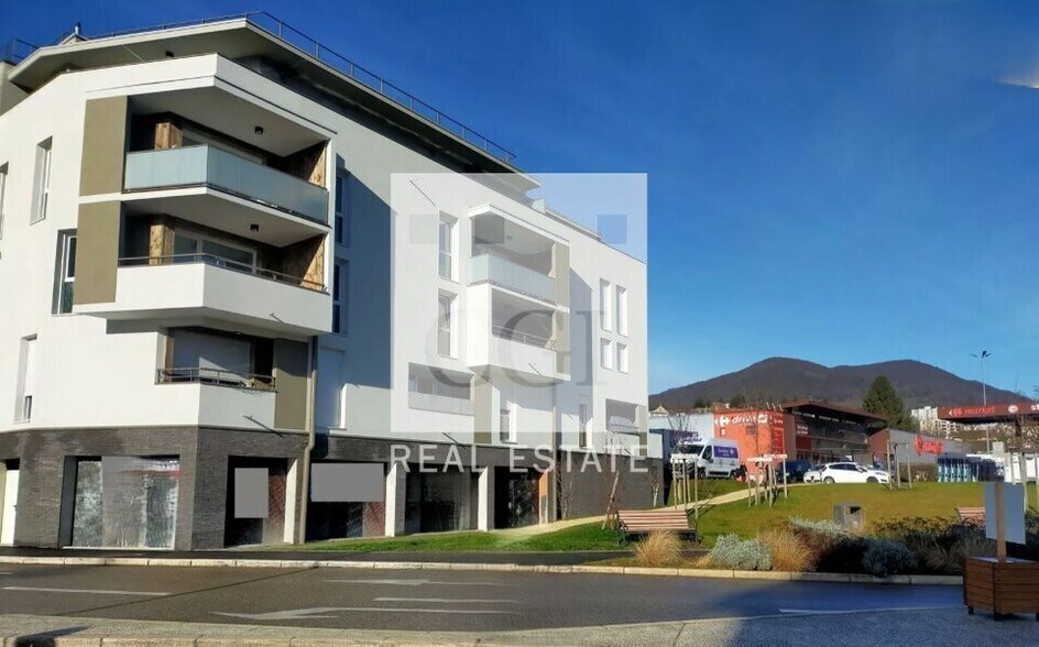 Retail in Voiron for lease - Building Photo - Image 1 of 14