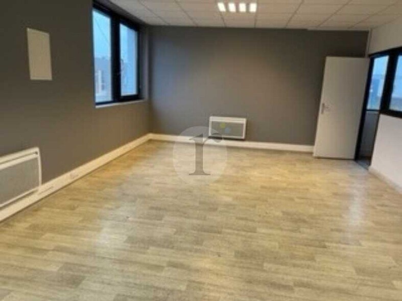 Flex in Lesquin for lease - Interior Photo - Image 3 of 7