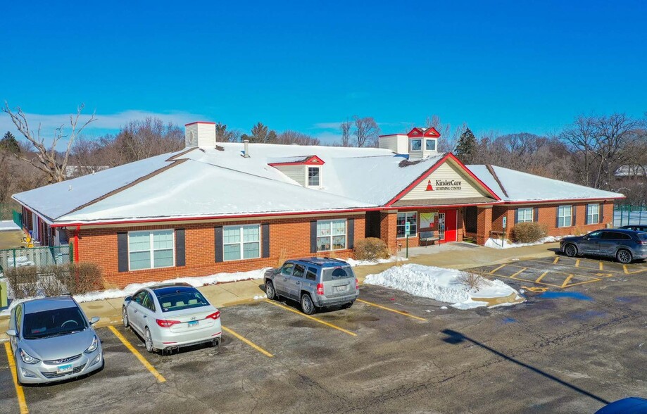 100 Pfund Ct, Oswego, IL à vendre - Photo du bâtiment - Image 1 de 1