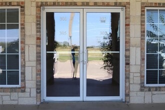 1650 W Chapman Dr, Sanger, TX à louer Photo du bâtiment- Image 2 de 9