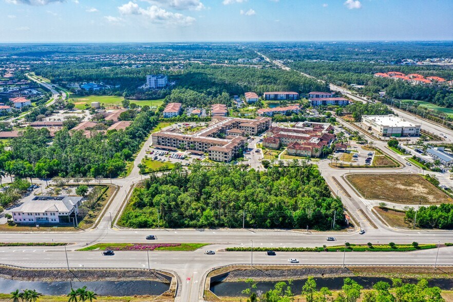 8370 Sierra Meadows Blvd, Naples, FL à vendre - Photo du bâtiment - Image 2 de 12