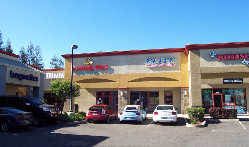 8351 Elk Grove Blvd, Elk Grove, CA à louer - Photo du bâtiment - Image 2 de 4