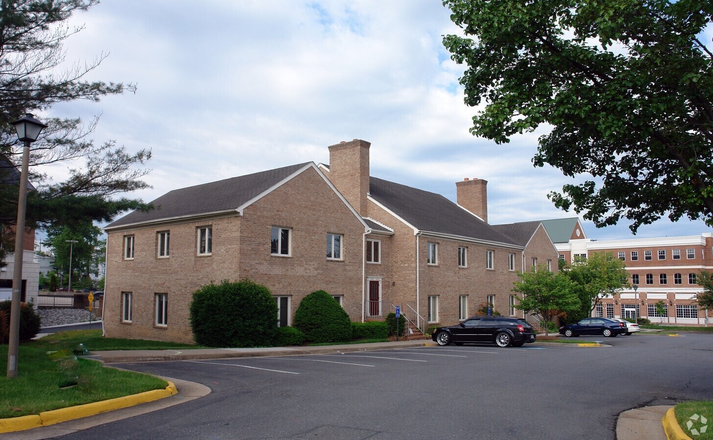 3921-3951 University Dr, Fairfax, VA for lease Primary Photo- Image 1 of 32