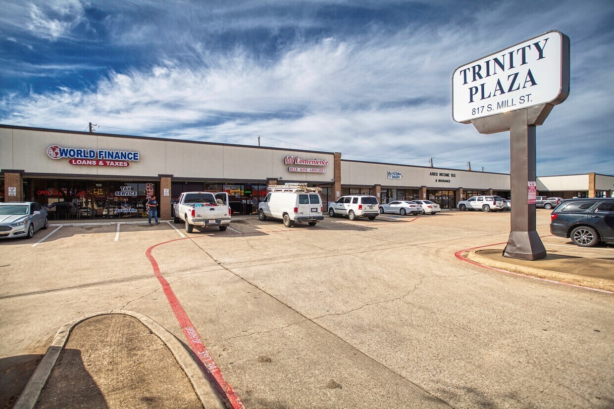 817 S Mill St, Lewisville, TX à louer Photo principale- Image 1 de 8