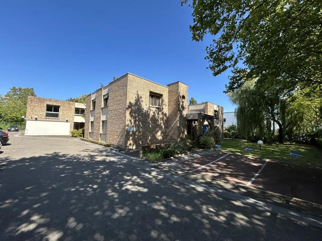 Office in Buc for sale Building Photo- Image 1 of 11