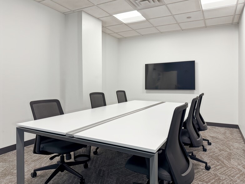 6160 N Summit Dr, Brooklyn Center, MN for lease - Interior Photo - Image 2 of 13