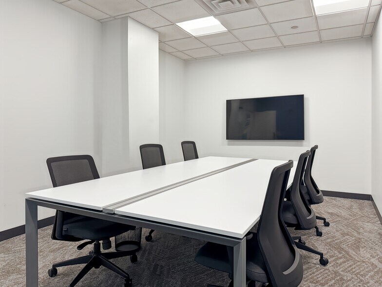 6160 N Summit Dr, Brooklyn Center, MN à louer - Photo intérieure - Image 2 de 13