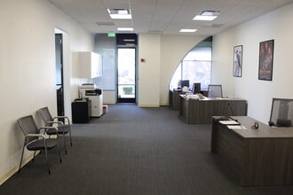 24300 Town Center Dr, Valencia, CA à louer Photo intérieure- Image 2 de 4