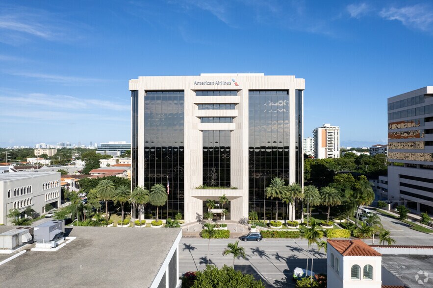 901 Ponce de Leon Blvd, Coral Gables, FL à louer - Photo du bâtiment - Image 3 de 10