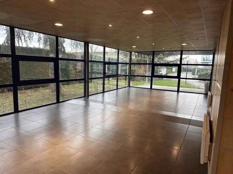 Office in Civrieux-d'Azergues for lease - Interior Photo - Image 3 of 13