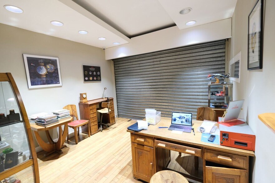 Rue De Rome, Paris for lease - Building Photo - Image 1 of 4