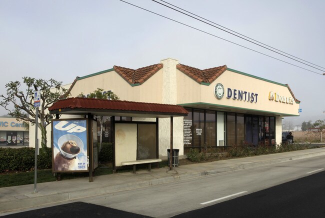 Plus de détails pour 121-125 S Harbor Blvd, La Habra, CA - Commerce de détail à louer