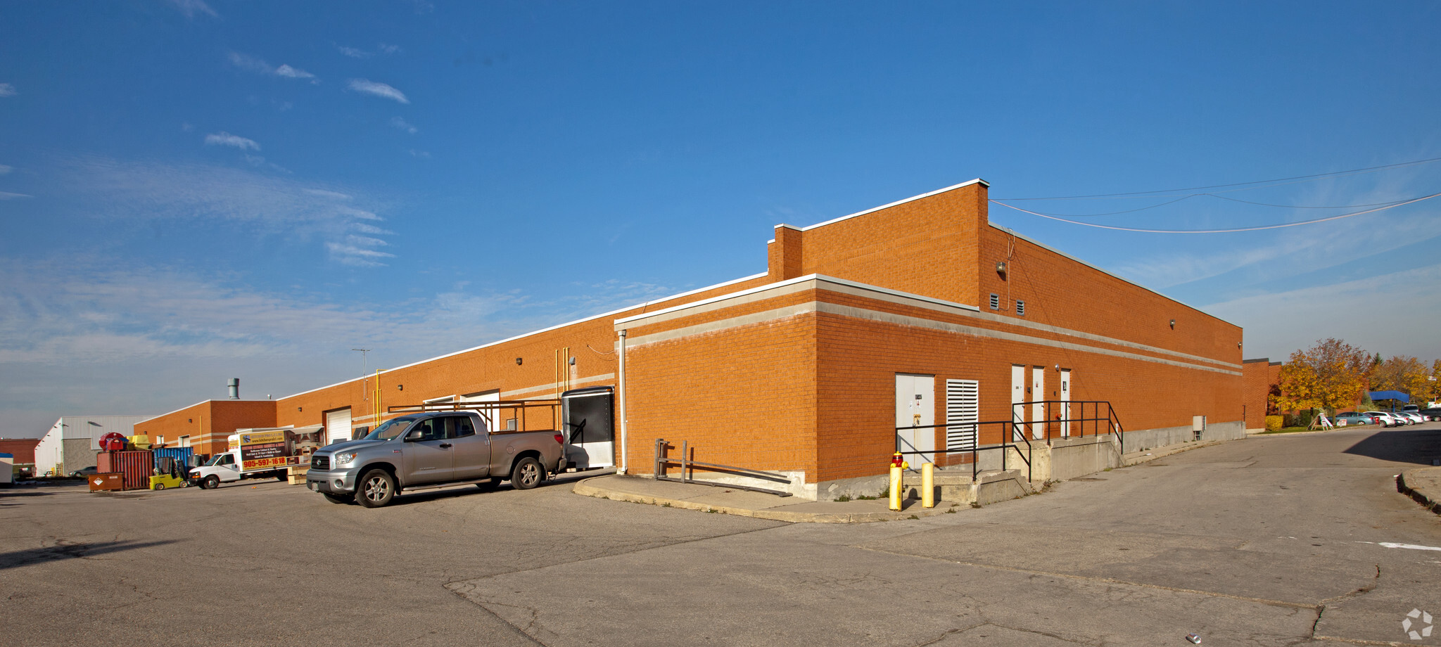 23 W Beaver Creek Rd, Richmond Hill, ON for lease Primary Photo- Image 1 of 4