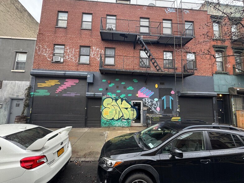 346 Grand St, Brooklyn, NY à louer - Photo du bâtiment - Image 3 de 17