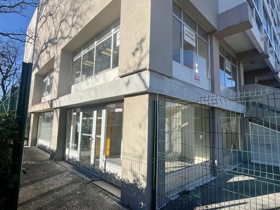 Retail in Avignon for lease Building Photo- Image 1 of 9