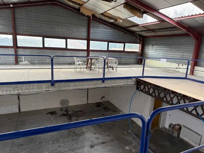 Flex in Trévoux for lease - Interior Photo - Image 2 of 7