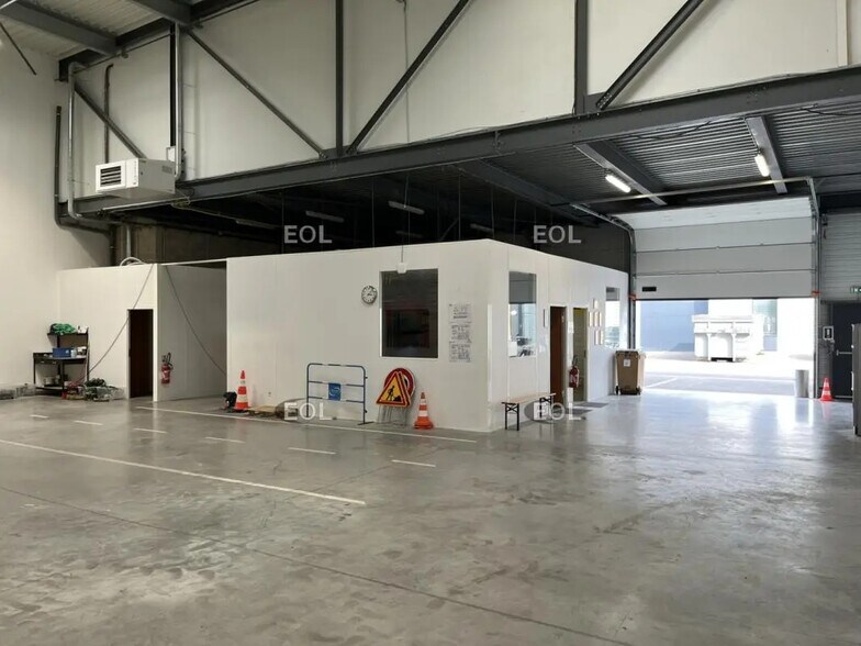 Flex in Villeneuve-la-Garenne for lease - Interior Photo - Image 3 of 7