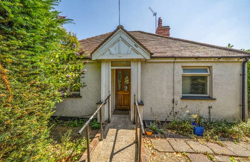 125 Chaldon Rd, Caterham for sale - Primary Photo - Image 1 of 2