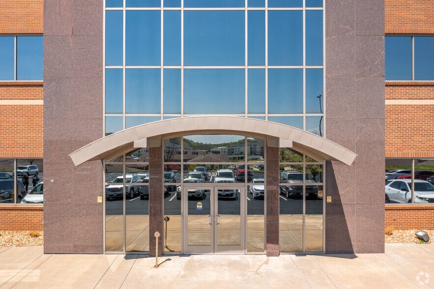 5301 Veterans Memorial Pky, Saint Peters, MO for lease - Building Photo - Image 3 of 17