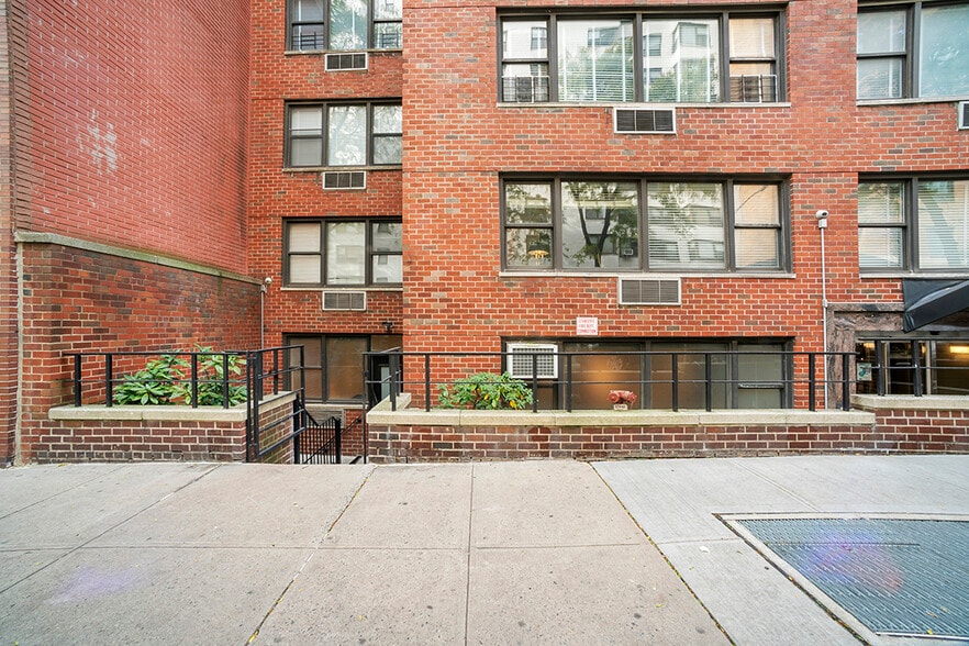310 E 65th St, New York, NY for lease - Building Photo - Image 3 of 8