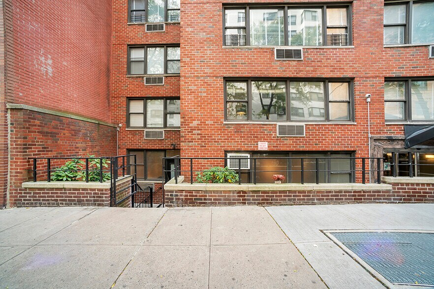 310 E 65th St, New York, NY à louer - Photo du bâtiment - Image 3 de 8
