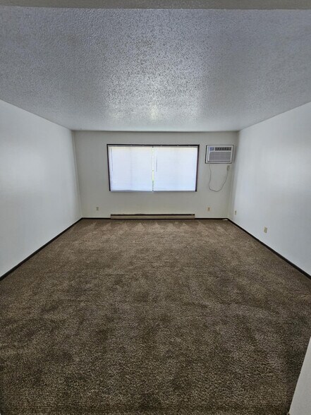 115 S 5th Ave W, Newton, IA à vendre - Photo du bâtiment - Image 3 de 4