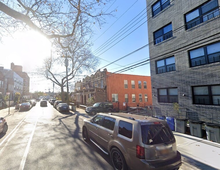 724 Hinsdale St, Brooklyn, NY for sale - Building Photo - Image 2 of 3