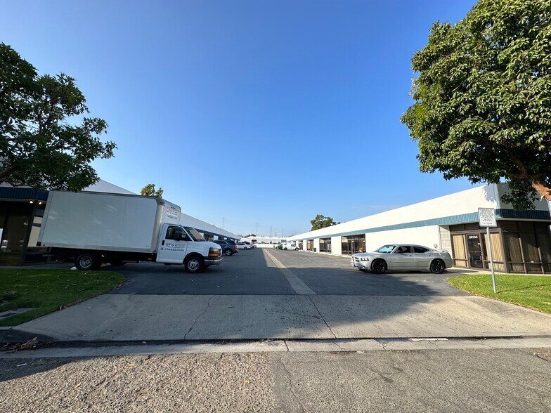 2612 S Croddy Way, Santa Ana, CA à louer - Photo du bâtiment - Image 1 de 1