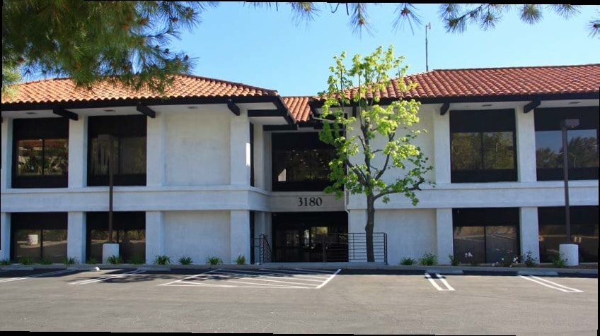 3180 Willow Ln, Thousand Oaks, CA à louer - Photo du bâtiment - Image 2 de 18
