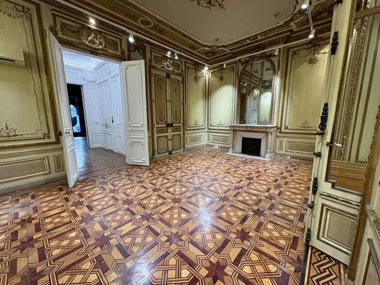 Retail in Marseille for lease - Interior Photo - Image 1 of 13