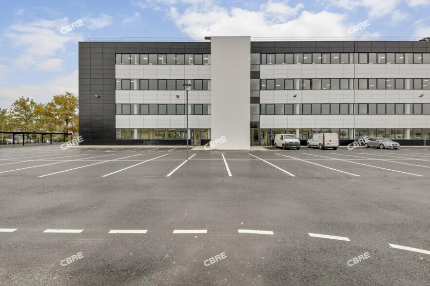 Office in Le Haillan for lease - Building Photo - Image 1 of 25