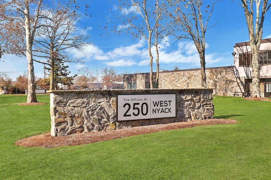 240-260 W Nyack Rd, West Nyack, NY à louer - Photo du bâtiment - Image 1 de 32