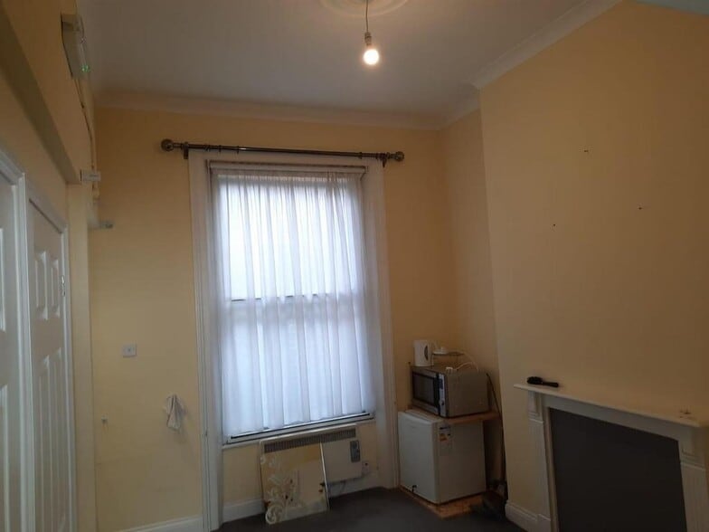 35 Malvern Rd, London for lease - Building Photo - Image 1 of 8