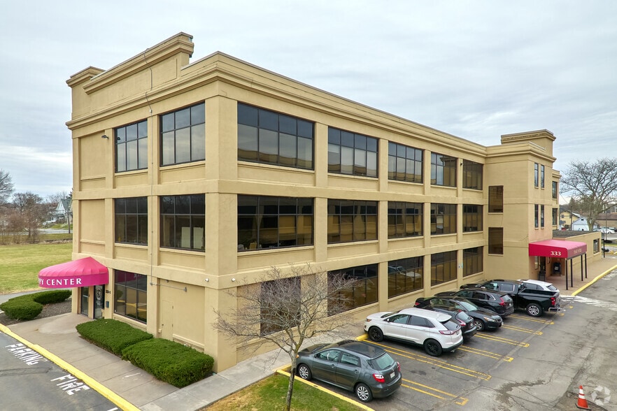 349 W Commercial St, East Rochester, NY à louer - Photo du bâtiment - Image 1 de 14