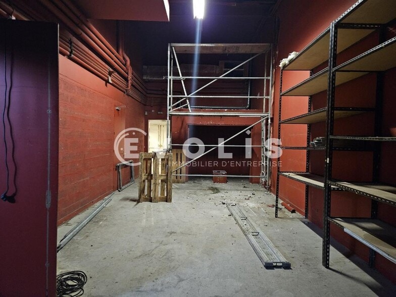 Flex in Sceaux for lease - Building Photo - Image 2 of 25