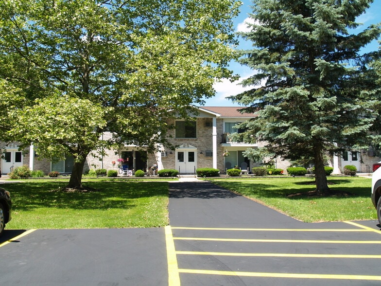 Meadowlawn and Meadowspring Apartments portfolio of 2 properties for sale on LoopNet.ca - Building Photo - Image 3 of 29