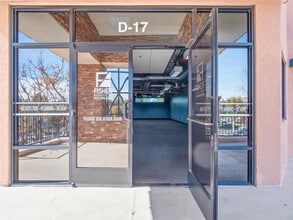 6591-6599 Collins Dr, Moorpark, CA à louer Photo intérieure- Image 1 de 4