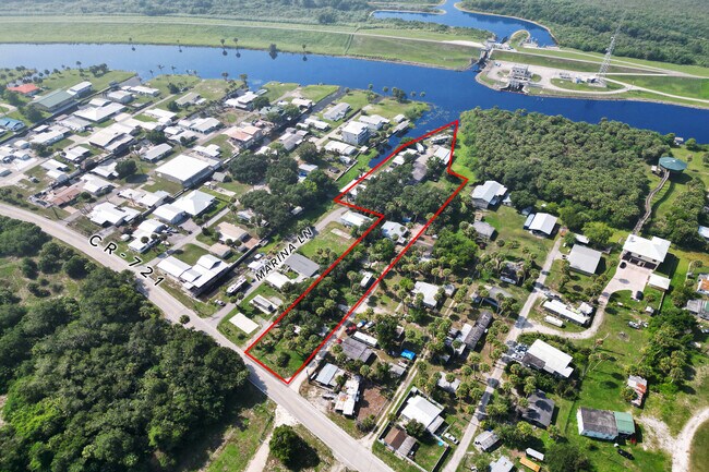 Plus de détails pour BIG BASS LODGE AND RV PARK + SFH (5) MHP – Multi-résidentiel à vendre, Moore Haven, FL