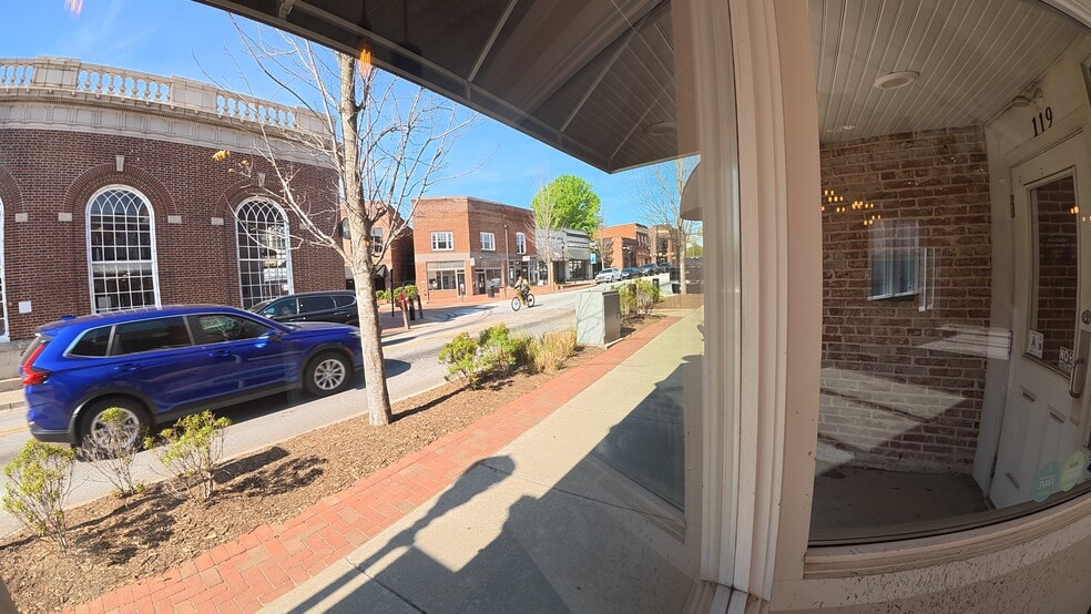 119 E Poinsett St, Greer, SC à louer - Photo du bâtiment - Image 3 de 8