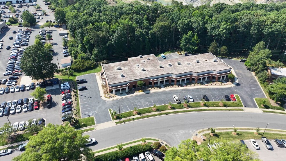 2400 Crownpoint Executive Dr, Charlotte, NC à louer - Vidéo sur l’inscription commerciale - Image 3 de 20