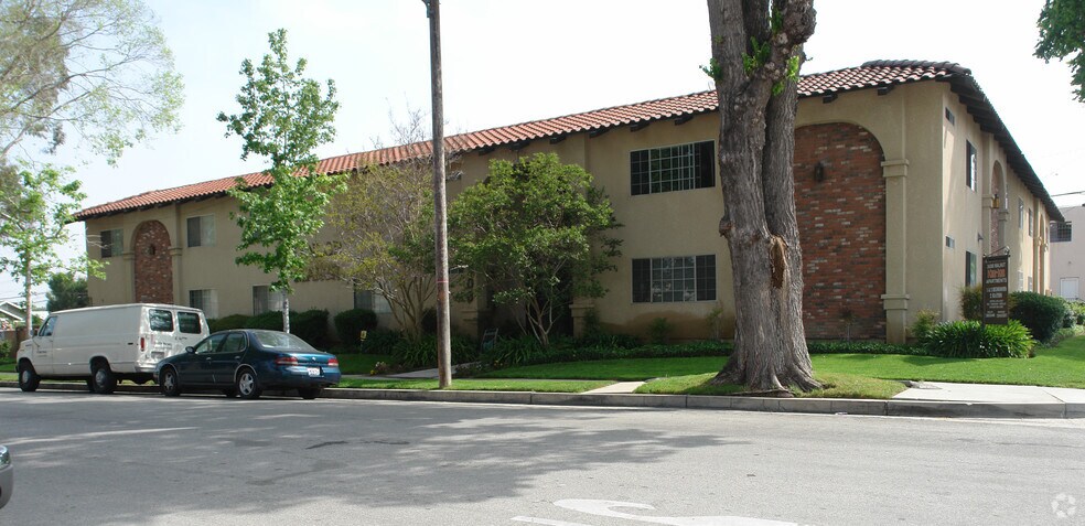 24308 Walnut St, Newhall, CA à vendre - Photo du bâtiment - Image 3 de 5