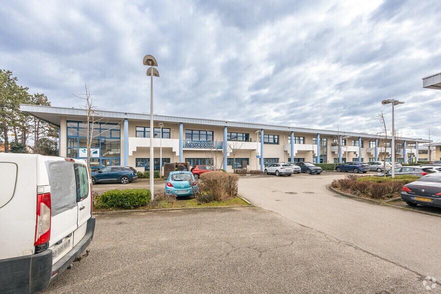 Flex in Bron for lease - Building Photo - Image 3 of 24