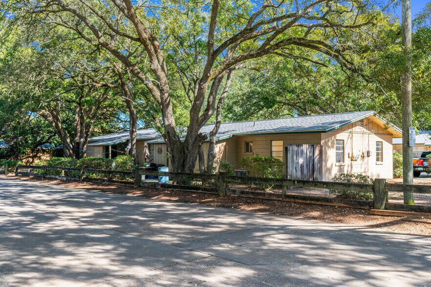 206-210 Dates Ave, Fort Walton Beach, FL à vendre - Photo du bâtiment - Image 3 de 10