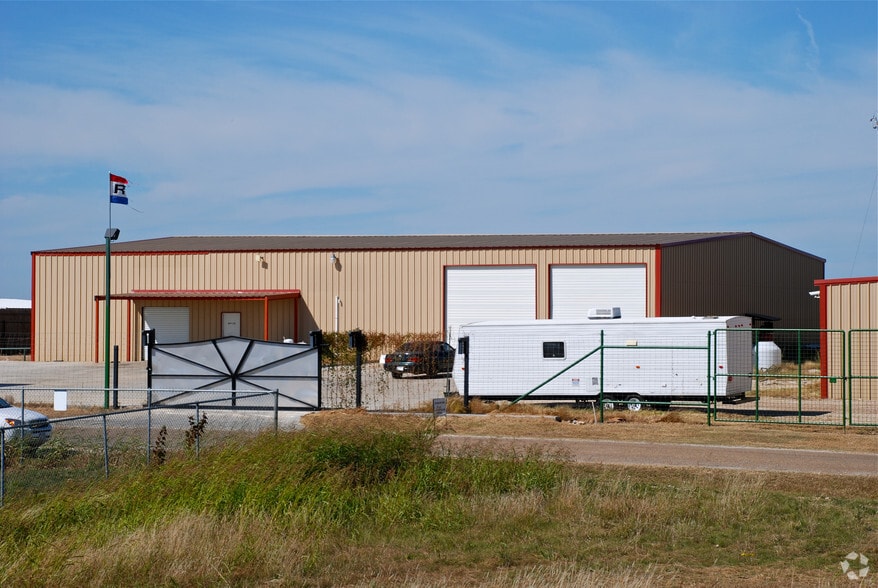 1002 Highland Rd, Cleburne, TX for lease - Building Photo - Image 1 of 1