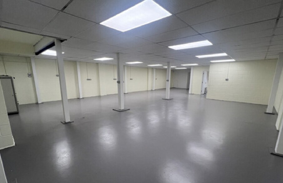 Primrose Hl, Kings Langley for sale - Interior Photo - Image 3 of 5