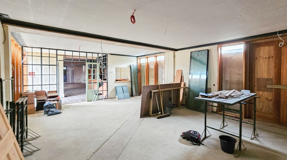 Norbury Crescent, London for lease - Interior Photo - Image 3 of 8